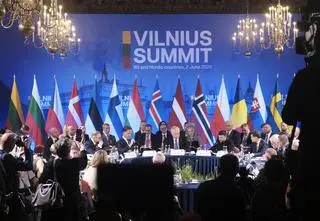 "Droga Ukrainy do NATO jest nieodwracalna". Kilkunastu liderów przy stole