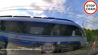 Światła nie pulsowały, rogatki były podniesione. Miał szczęście, że się zatrzymał
