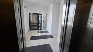 Po wyjściu z windy osobie niewidomej łatwo jest wpaść na drzwi do klatki schodowej
