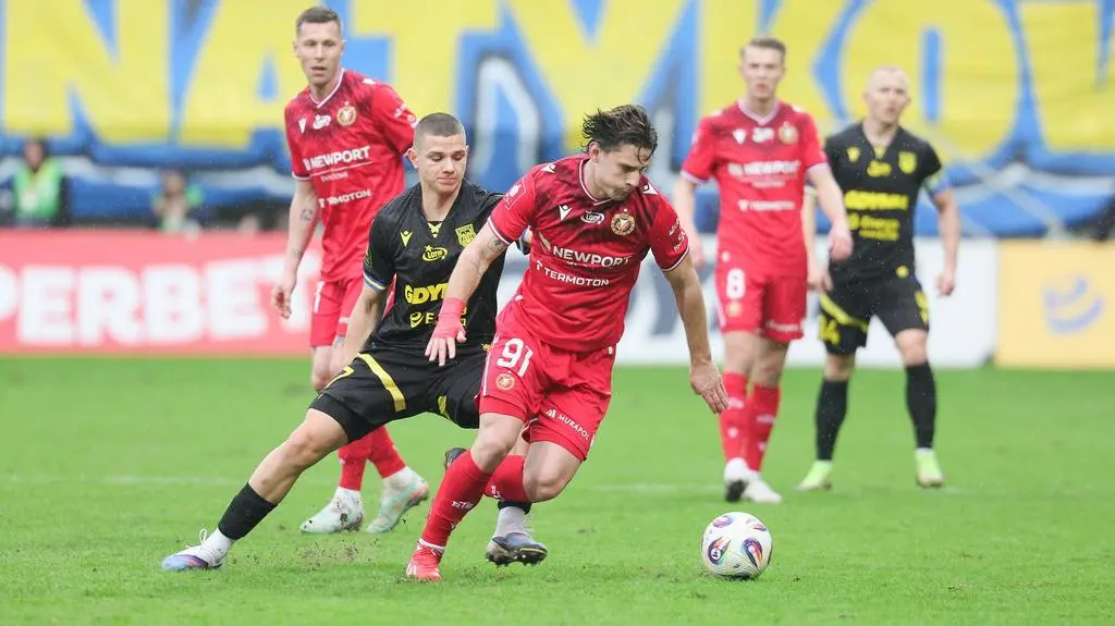 Paraliżujący strach przed spadkiem. Remis w Gdyni, smutek w Warszawie