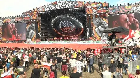 Flaga rozwinięta pod sceną Pol'and'Rock w godzinę "W"