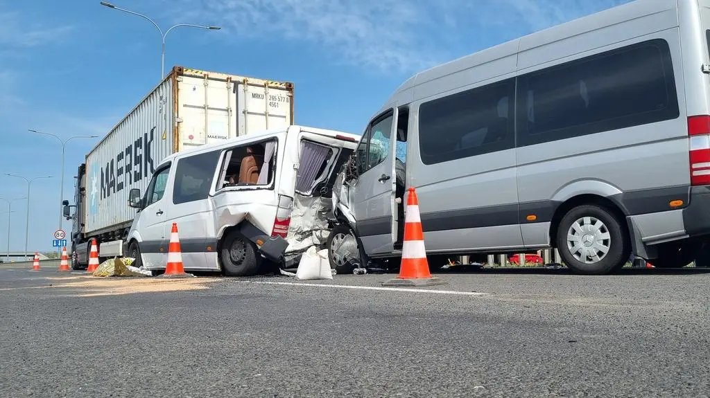 Bus najechał na ciężarówkę, w niego uderzył kolejny bus
