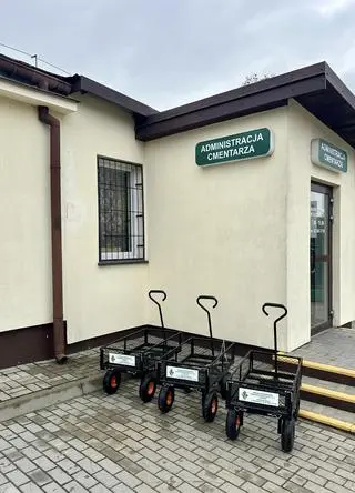 Stoją przy budynku admistracji cmentarza 