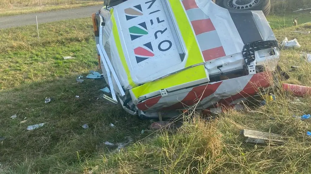 Zmiażdżone auto służby drogowej