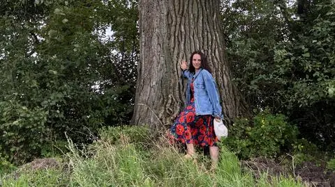 Justyna Suchecka w miejscu, gdzie stał dom zajęty przez jej pradziadków