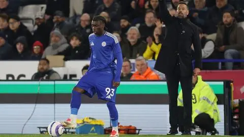 Piętnastolatek na boisku. Musiał mieć specjalną koszulkę