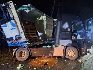 Zderzenie dwóch ciężarówek i osobówki na DK10