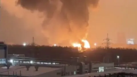 "Zmasowany atak" na Rosję, ponad 200 dronów. Pożary w kilku miastach, paraliż na lotniskach