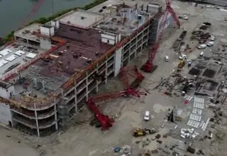 Ogromny dźwig runął na budowany szpital