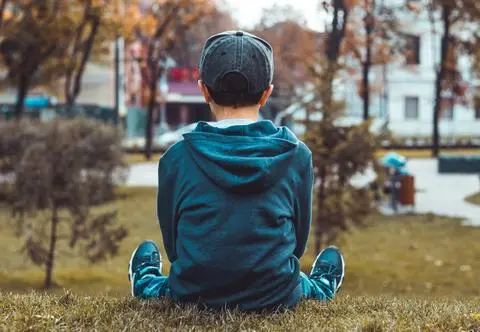 Dała koledze cukierek z pinezką. Nie miała jeszcze 10 lat