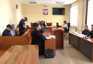 Niemowlak ze złamaną ręką i nogą, rodzice oskarżeni. Początek procesu