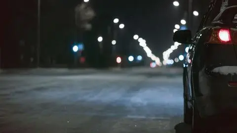 Śnieżyce, silny wiatr, oblodzone jezdnie. IMGW ostrzega