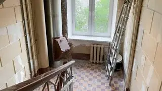 Klatka schodowa z materiałami poremontowymi