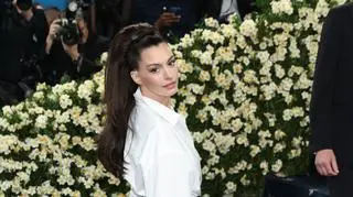 Anne Hathaway w kreacji Carolina Herrera