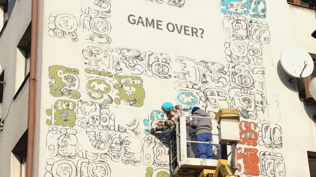Dwa dni przed zapowiadanym końcem świata w krakowskim Podgórzu odsłonięto mural inspirowany słynną inskrypcją Majów i gra Tetris.
