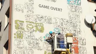 Dwa dni przed zapowiadanym końcem świata w krakowskim Podgórzu odsłonięto mural inspirowany słynną inskrypcją Majów i gra Tetris.