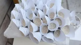 Uszkodzone ziarna jako ślubne confetti 