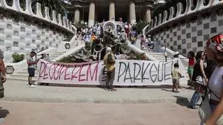 Protesty w Parku Güell w Barcelonie