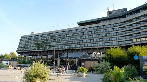 hotel forum krakow - Longfin Media shutterstock_2365405907