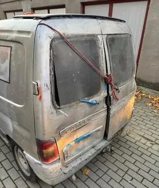 Auto-rupieć na ulicach Poznania