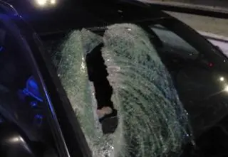 Bryła lodu spadła z ciężarówki na jadące auto. Ranna kobieta 