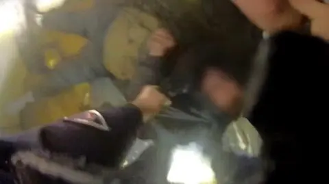 Wynieśli mężczyznę z płonącego budynku