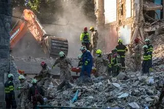 Praca służb po rosyjskim ataku w Kijowie