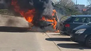 Pożar samochodu w centrum miasta. Kierowca zdążył wyjść. Nagranie