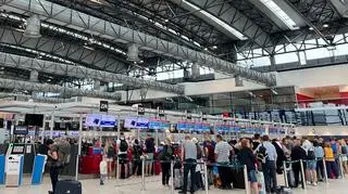 Dłuższe czekanie na lotnisku. Problem z nowym systemem