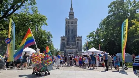 Uczestnicy parady gromadzą się w Miasteczku Równości