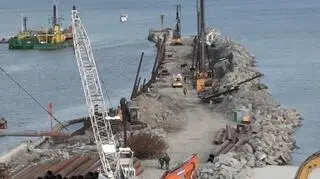 Koparka wpadła do morza