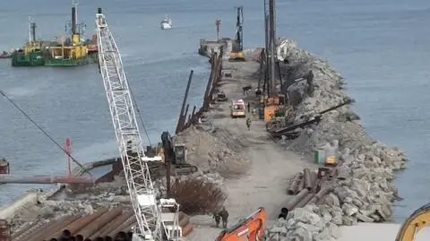 Koparka wpadła do morza