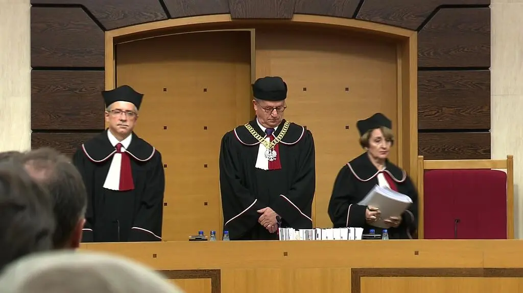 Sędzia Wróbel rozpoczął rozprawę przed TK