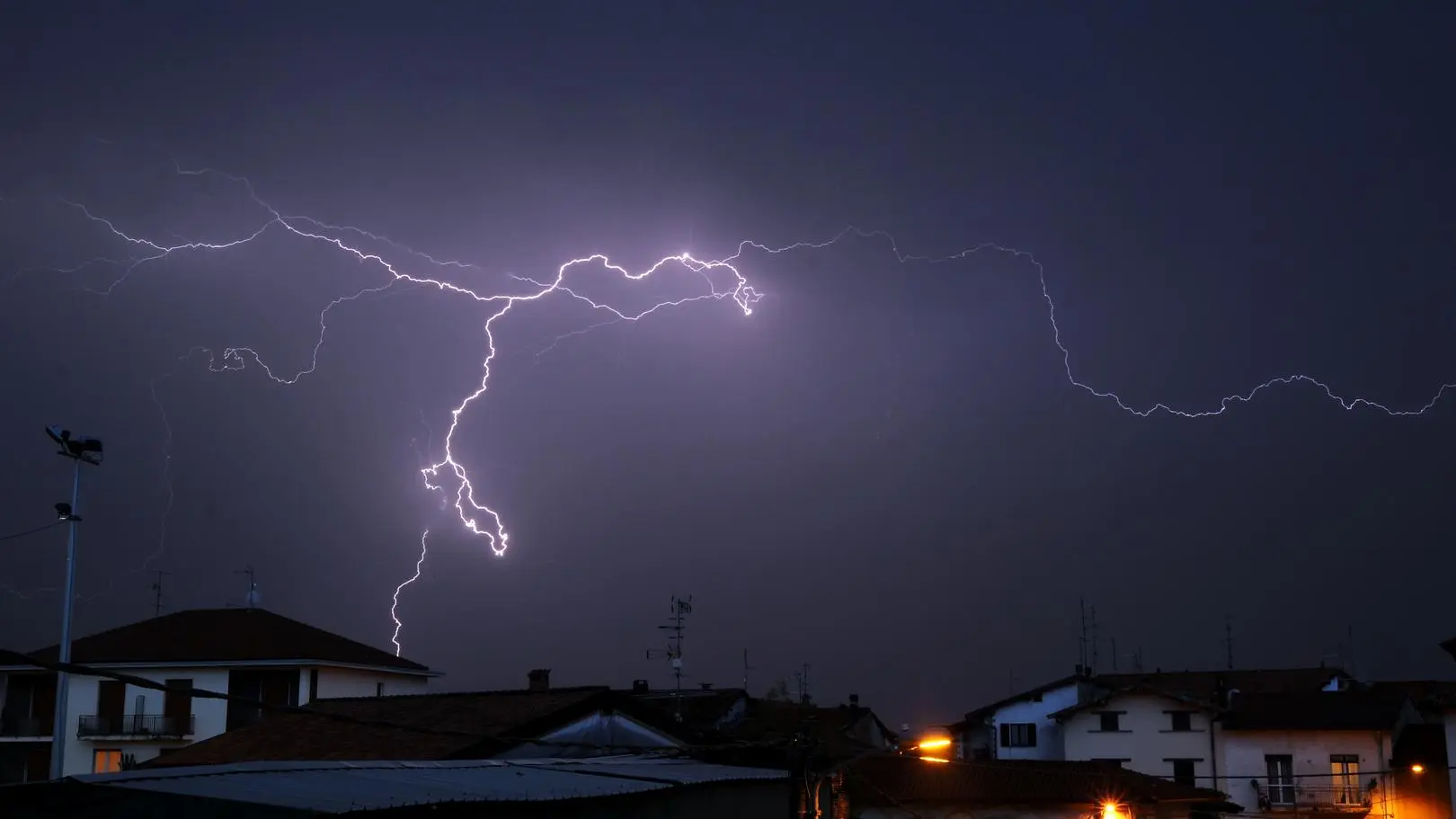 Noc z burzami. W części kraju upał nie odpuści