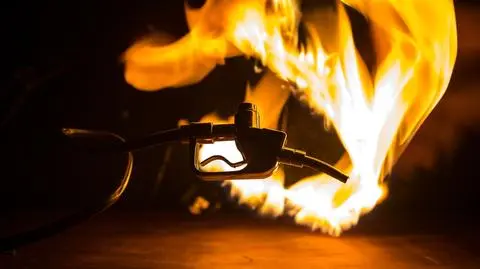 Mężczyzna podpalił plamę benzyny na stacji