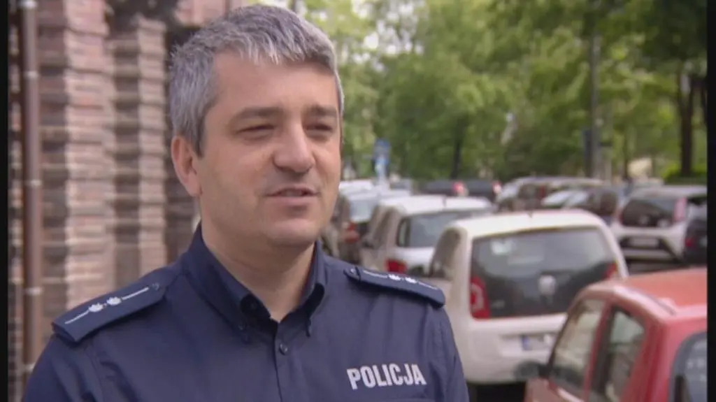 Policjanci ustalają przyczyny wypadku na autostradzie A4