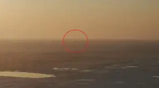 Mężczyzna spacerował po lodzie z dala od brzegu