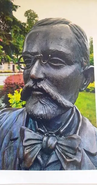 Pomnik Wojciecha Kętrzyńskiego, patrona Kętrzyna, z połamanymi okularami