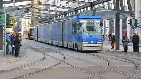 Aktywiści przygotowali raport o "dzikiej logistyce miejskiej". Proponują tramwaje towarowe i rowery cargo