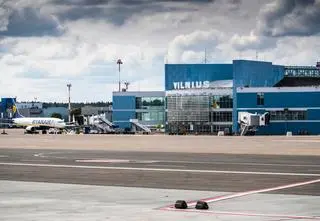 Prace kolejnego lotniska zakłócone. Zagrożenie dla startów i lądowań