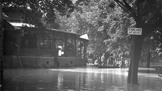 Zalany park Jordana i drewniany pawilon kawiarni. Zdjęcie pochodzi najprawdopodobniej z 1925 roku