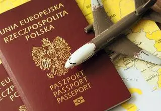 Na lotnisku dowiedział się, że jest poszukiwany i ma nieważny paszport