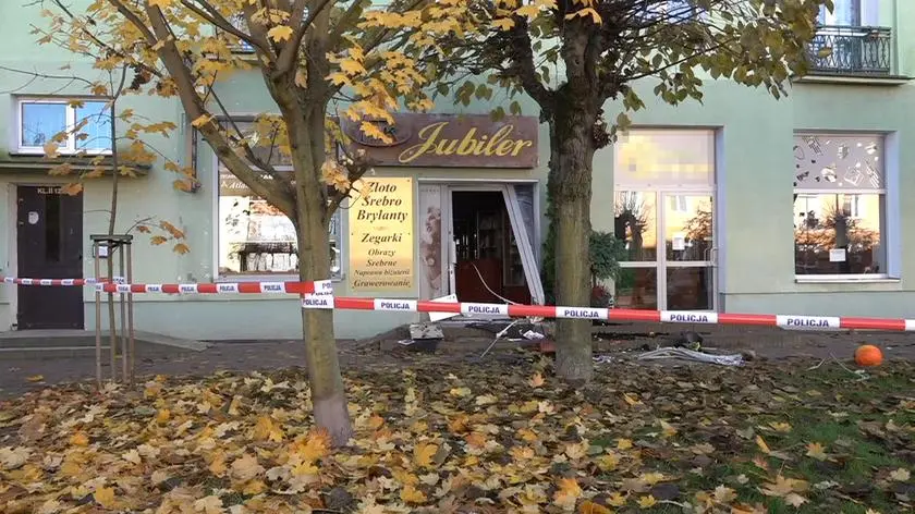 Włamanie do sklepu jubilerskiego. Policja szuka sprawców