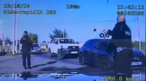 Widzieli korek, ale i tak wjechali na tory. Nagranie