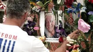 Syn żegnający swojego ojca pod pomnikiem "Wall of Hope" w Kerrville w Teksasie