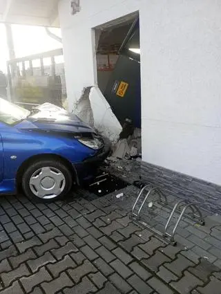 Auto wjechało w ścianę budynku