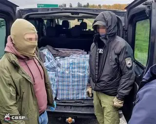 Służby rozbiły gang, który handlował narkotykami i zajmował się włamaniami 