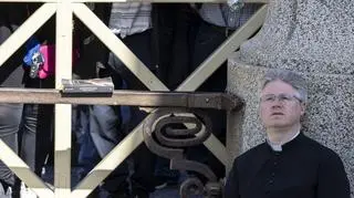 Wierni na placu Świętego Piotra w drugim dniu konklawe