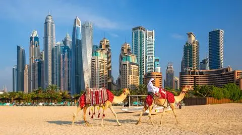 Widok na wieżowce Dubaju z plaży
