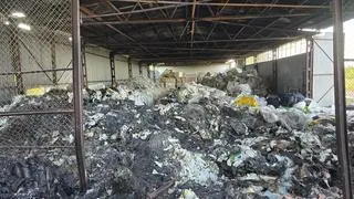 Pożar hali magazynowej wypełnionej foliami